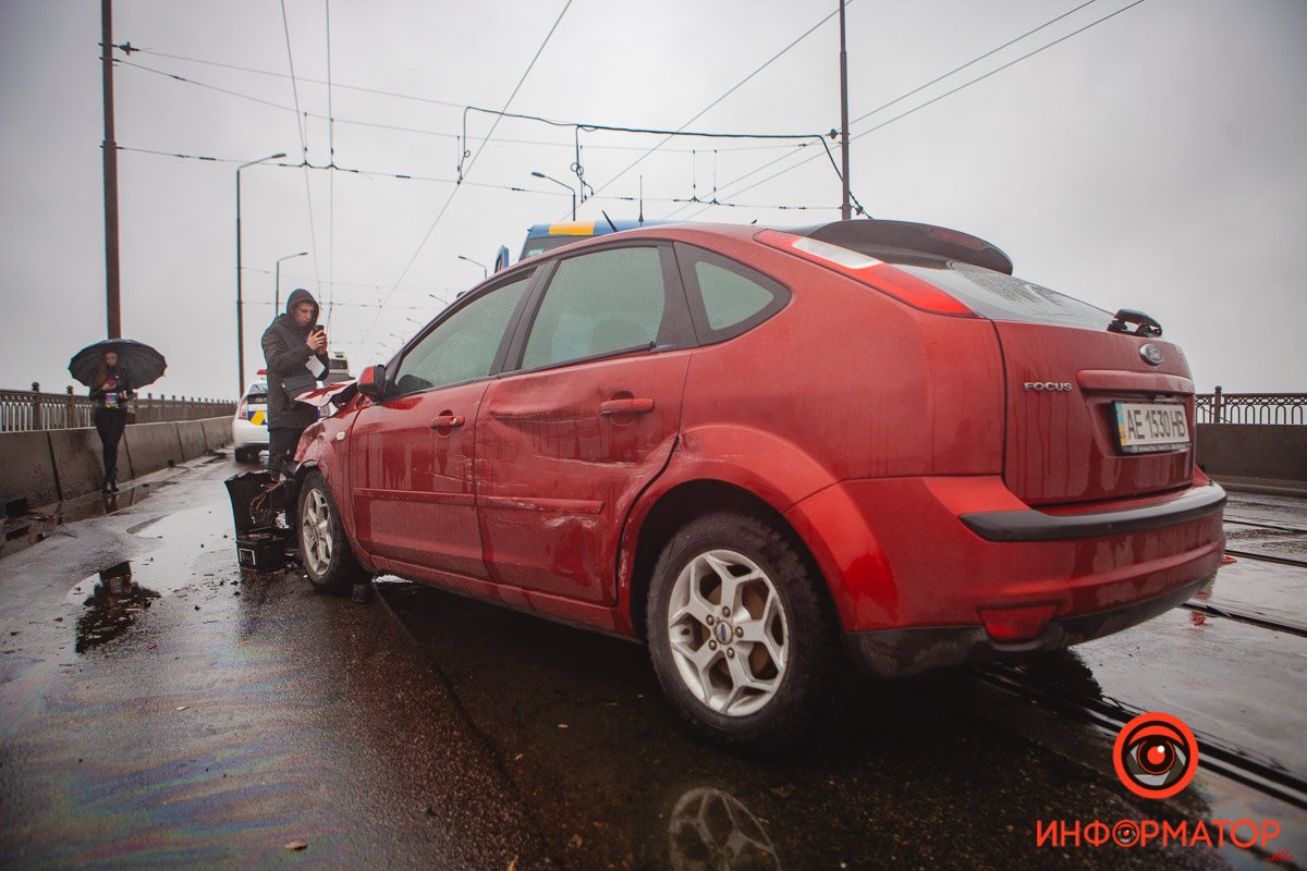 Ford вылетел на встречку, задел Mitsubishi, а затем врезался в микроавтобус Mercedes Ford вылетел на встречку, задел Mitsubishi, а затем врезался в микроавтобус Mercedes