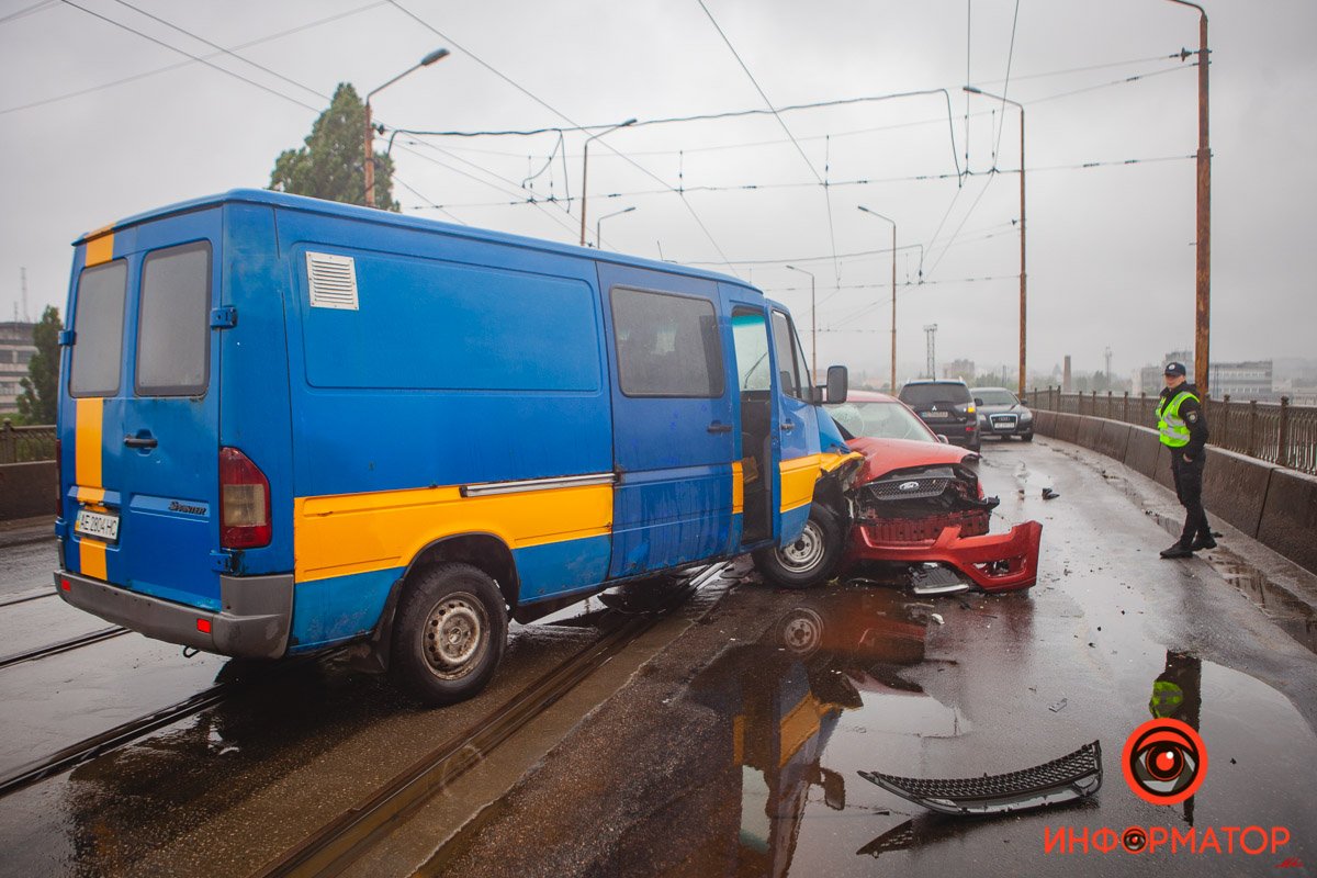 Заняты обе полосы, объезд по "встречке" Заняты обе полосы, объезд по "встречке"
