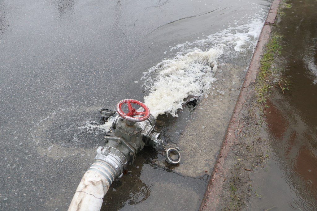 В общей сложности откачали около 15 тысяч кубометров воды