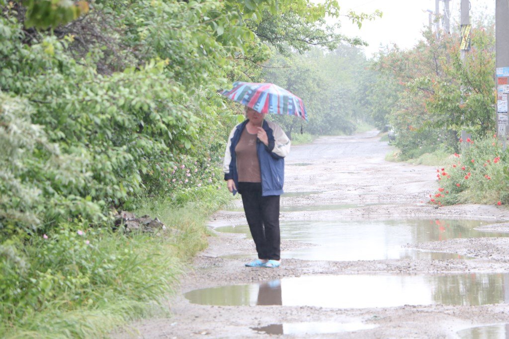Люди сообщают о том, что стало затапливать дома