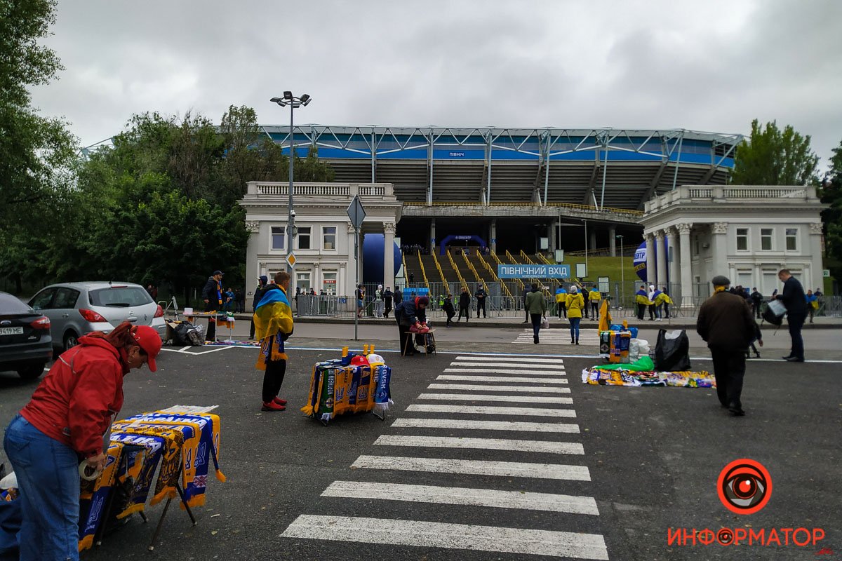 Множество продавцов атрибутики