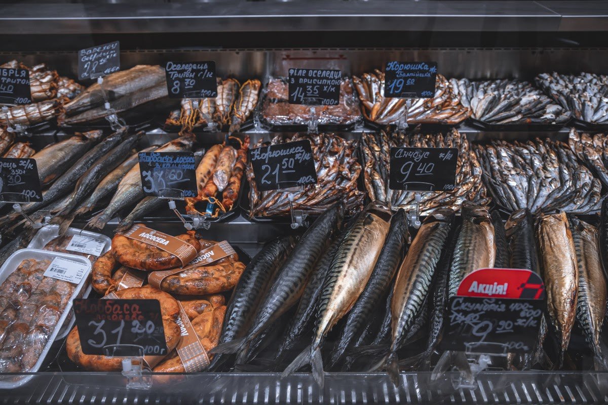 Тут есть не только рыба, но и колбаса из лосося