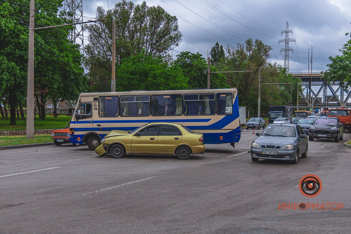 В Днепре возле речпорта столкнулись Lanos и автобус: образовалась пробка 1