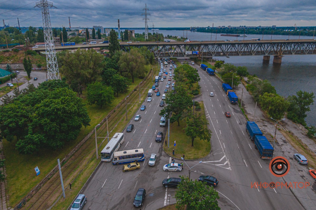 В Днепре возле речпорта столкнулись Lanos и автобус: образовалась пробка 2