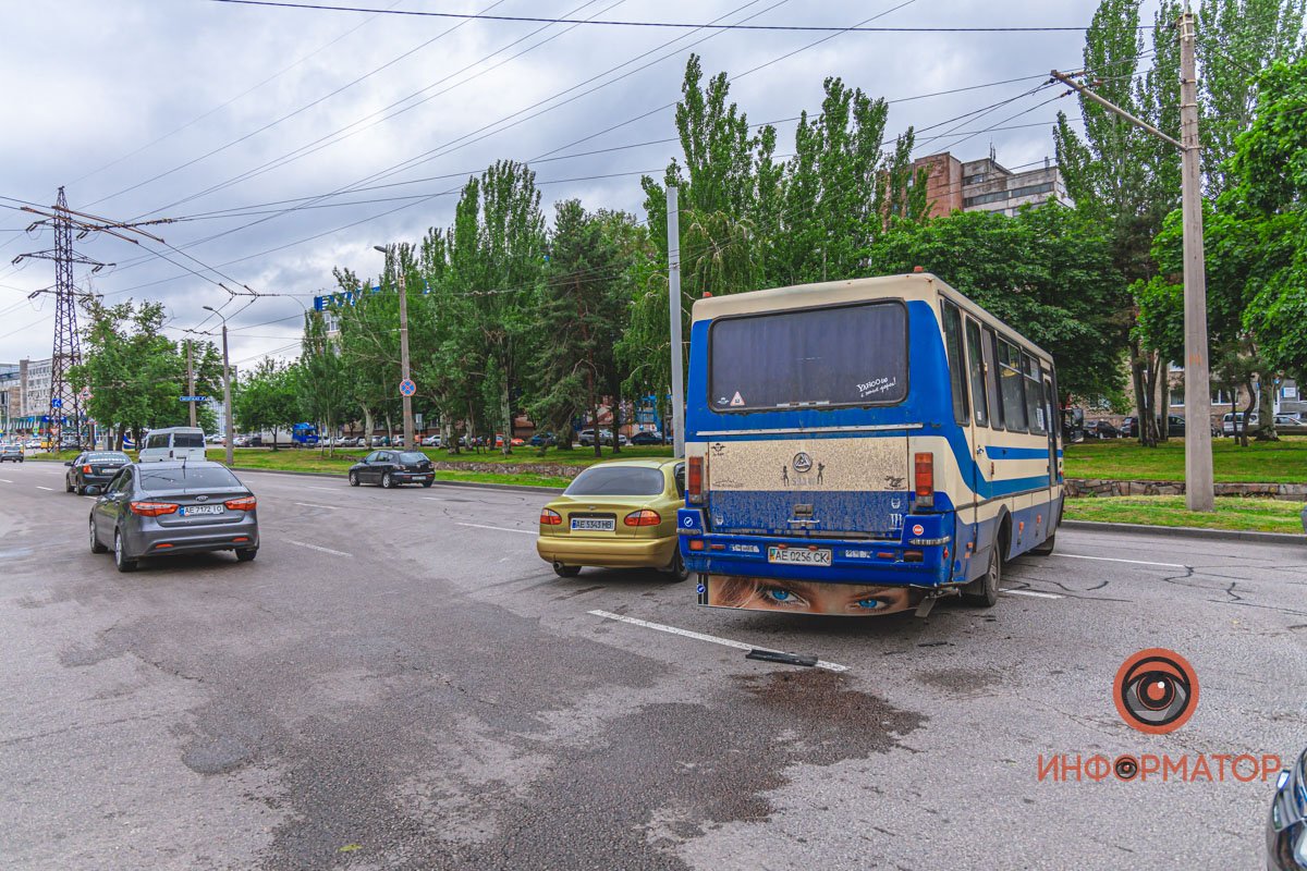 В Днепре возле речпорта столкнулись Lanos и автобус: образовалась пробка 4