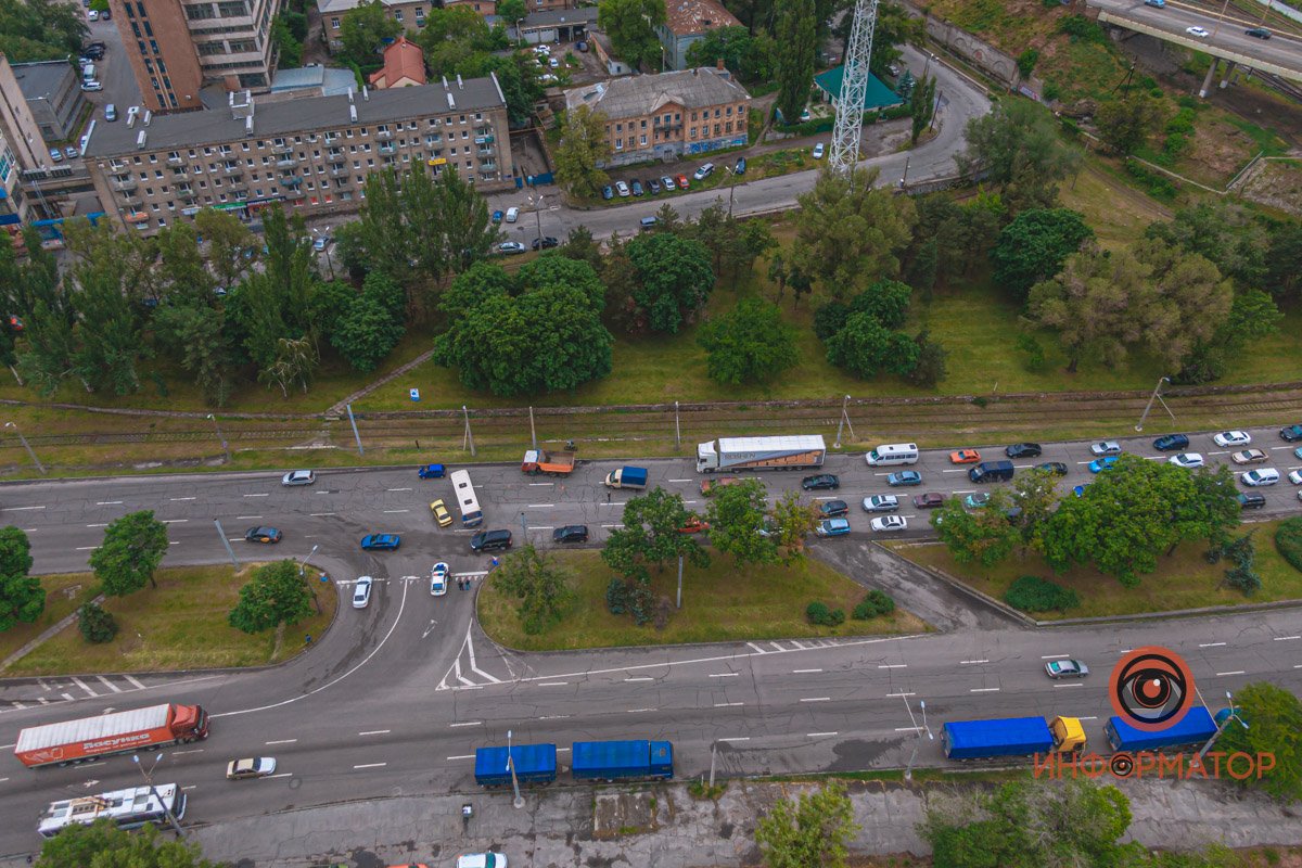 В Днепре возле речпорта столкнулись Lanos и автобус: образовалась пробка 8