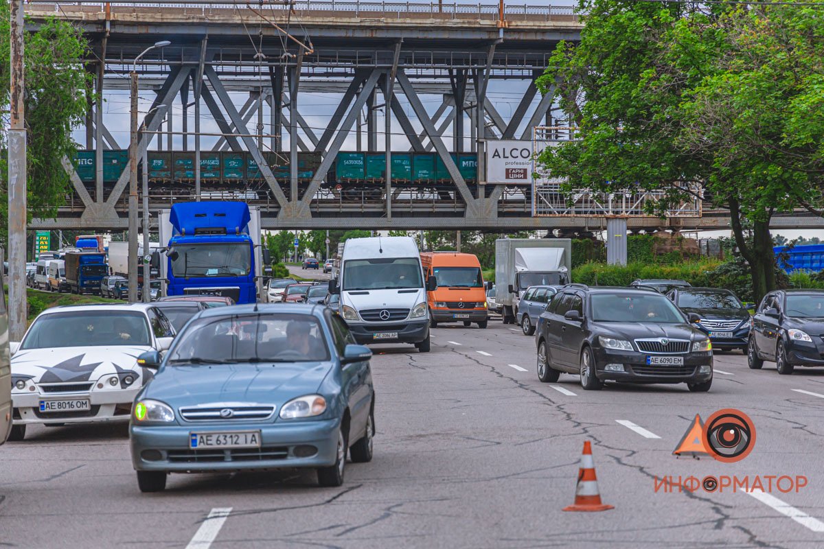 В Днепре возле речпорта столкнулись Lanos и автобус: образовалась пробка 10