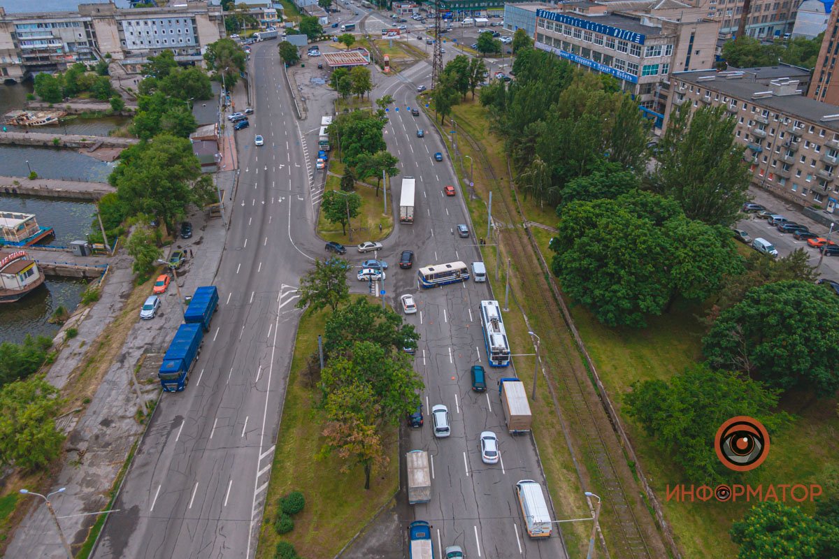 В Днепре возле речпорта столкнулись Lanos и автобус: образовалась пробка 12