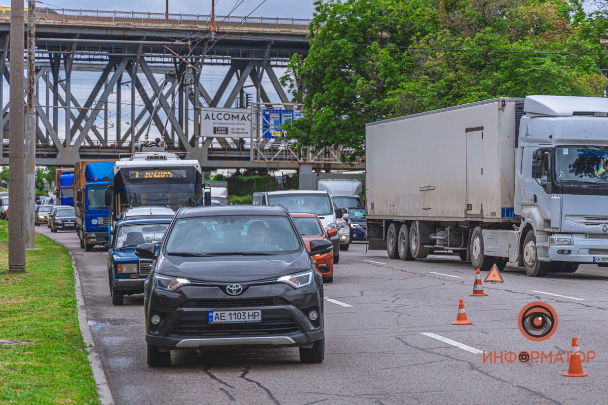 В Днепре возле речпорта столкнулись Lanos и автобус: образовалась пробка 13