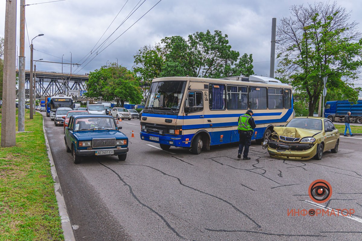 В Днепре возле речпорта столкнулись Lanos и автобус: образовалась пробка 14