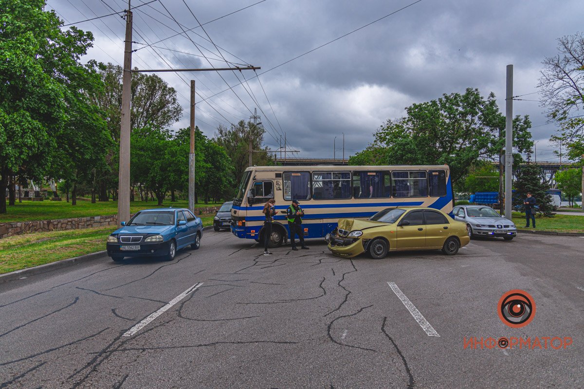 В Днепре возле речпорта столкнулись Lanos и автобус: образовалась пробка 15