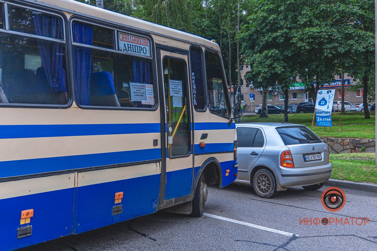 В Днепре возле речпорта столкнулись Lanos и автобус: образовалась пробка 19