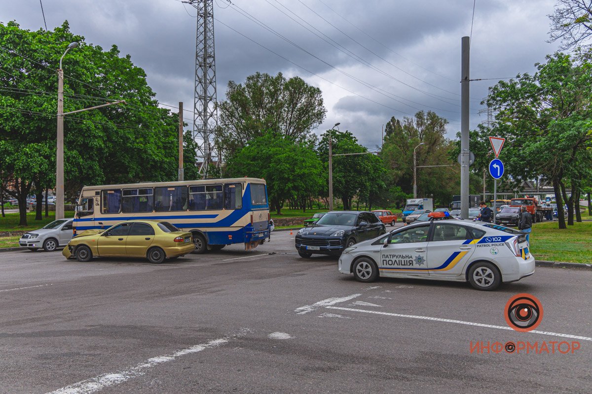 В Днепре возле речпорта столкнулись Lanos и автобус: образовалась пробка 21