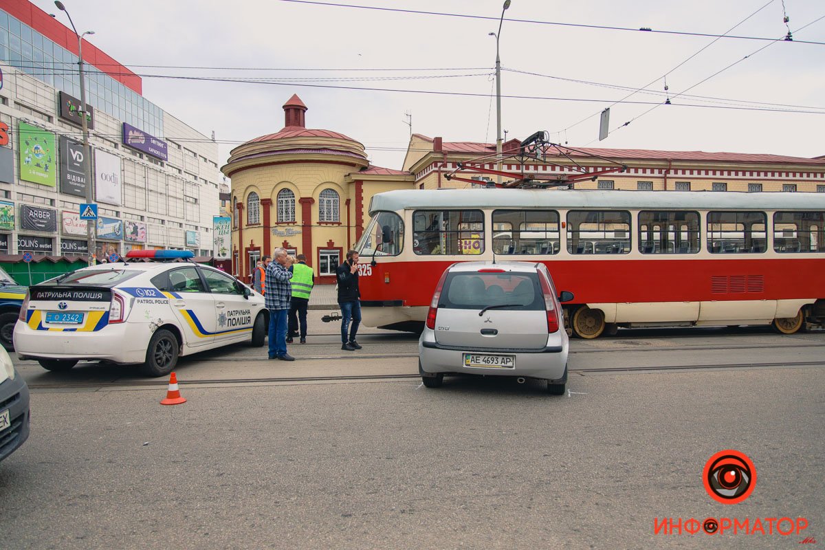 В Днепре возле "Озерки" столкнулись Mitsubishi и трамвай В Днепре возле "Озерки" столкнулись Mitsubishi и трамвай