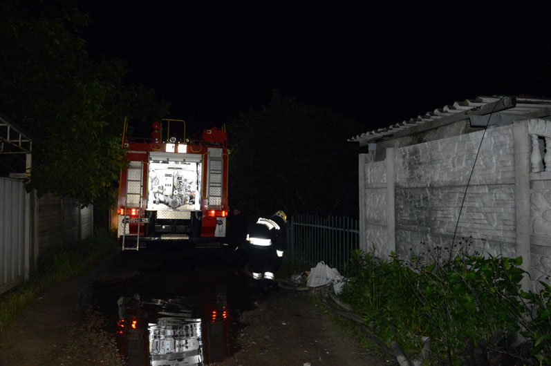 По приезде спасатели установили, что на одном из участков горит дом