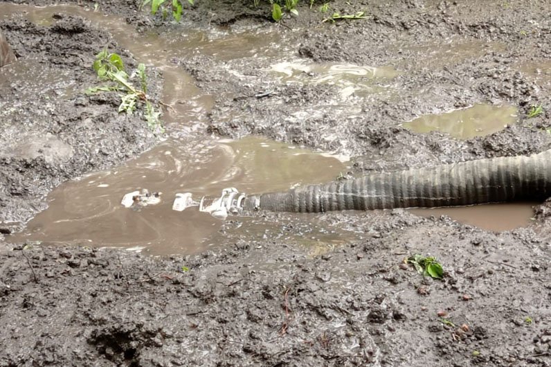В Амур-Нижнеднепровском районе на Янтарной в ливневки откачали около 360 кубических метров  В Амур-Нижнеднепровском районе на Янтарной в ливневки откачали около 360 кубических метров