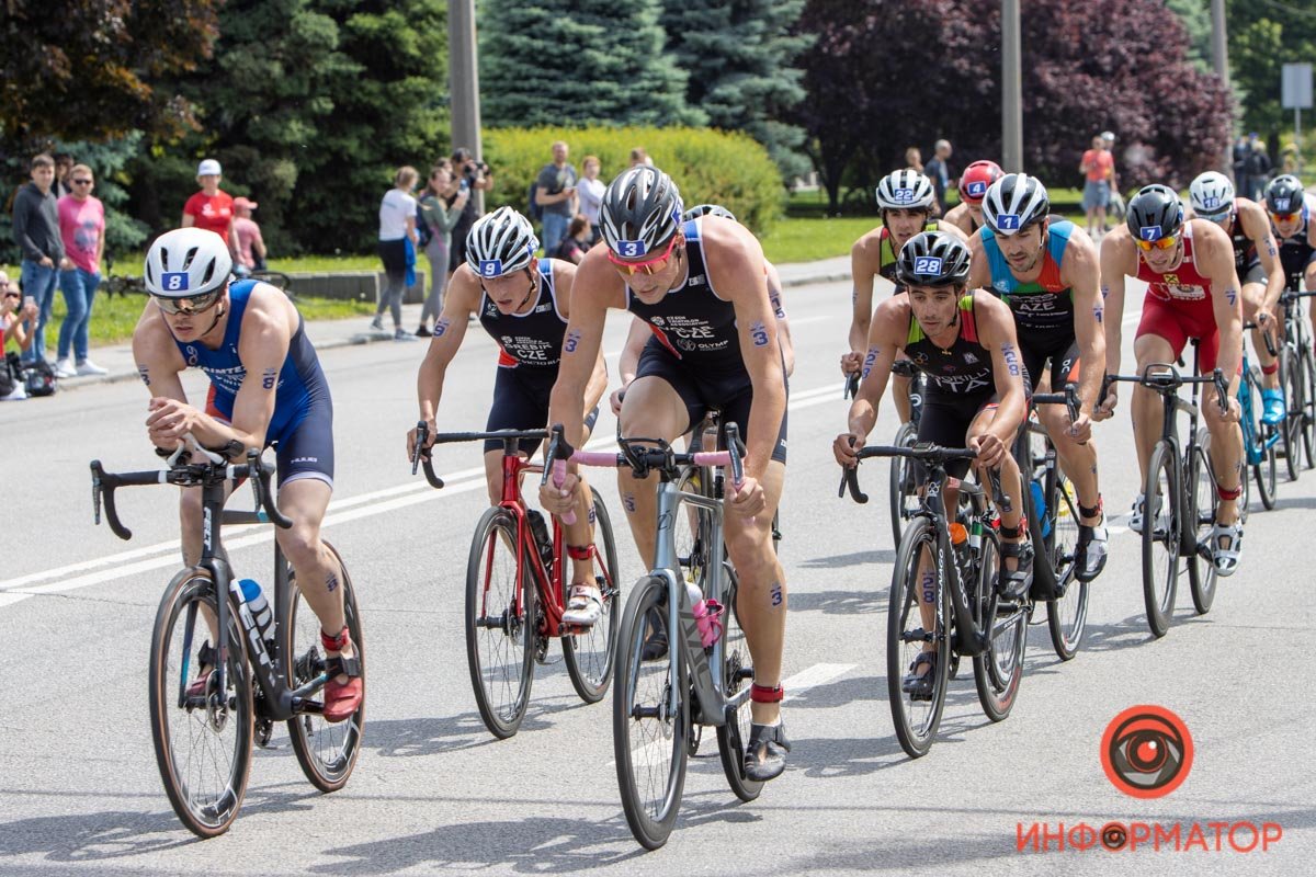 На велогонке спортсмены ехали группами