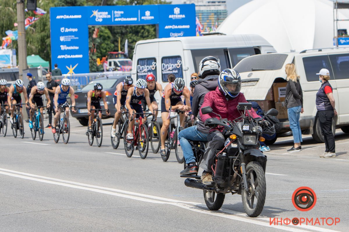 Во главе колоны - не победитель, а оператор на мотоцикле