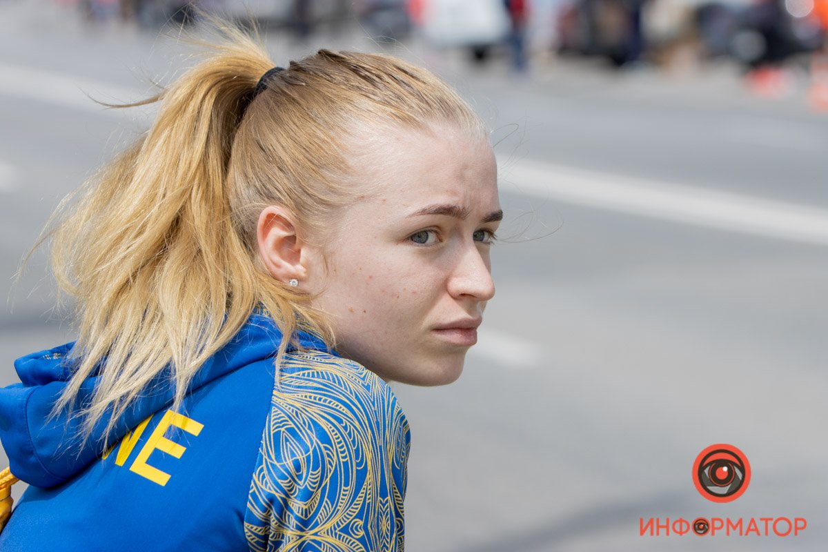 Переживает