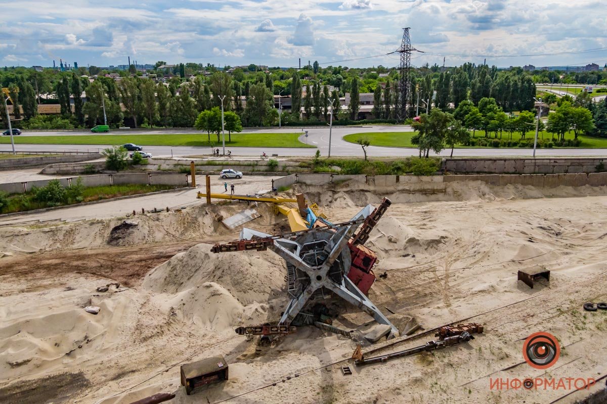 Кран срезают, чтобы его убрать Кран срезают, чтобы его убрать