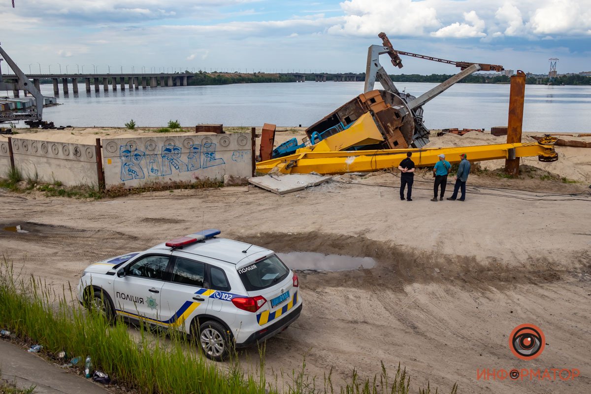 На место приехали полицейские На место приехали полицейские