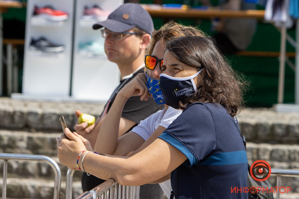 Наблюдают за соревнованием