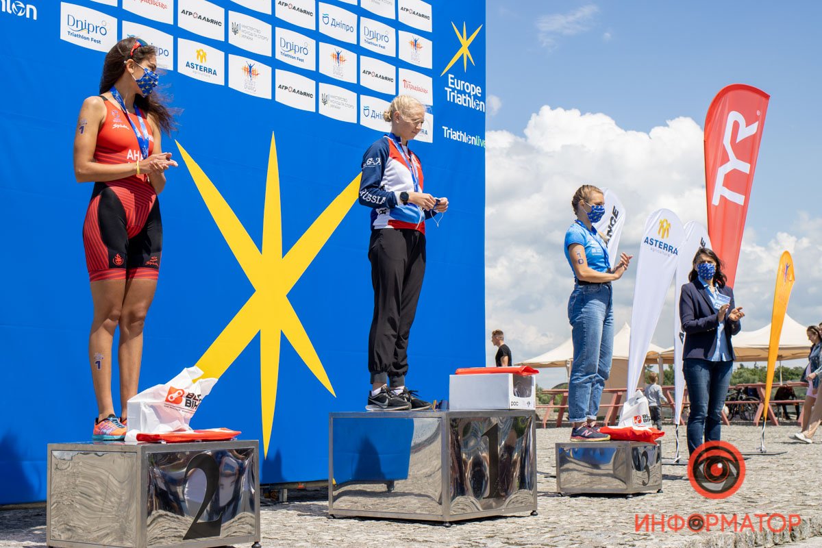 На первом месте - Дарья Фирсова из России. Во время награждения победительницы вместо гимна России включили симфонию. 