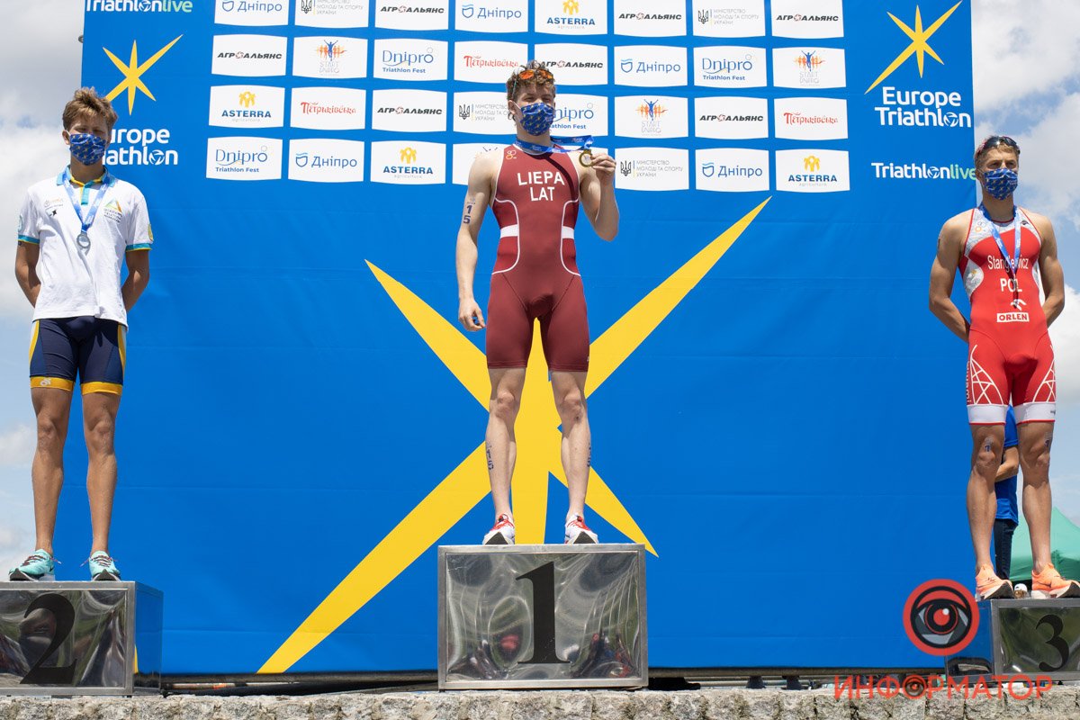 Среди парней, на первом месте оказался представитель Латвии, на втором - казах, и третье занял триатлонист из Польши.