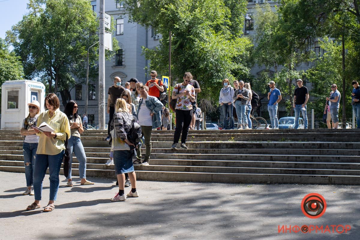 Чтобы получить прививку, нужно было стать в очередь на портале "Дія", а потом прийти сюда с необходимыми документами Чтобы получить прививку, нужно было стать в очередь на портале "Дія", а потом прийти сюда с необходимыми документами