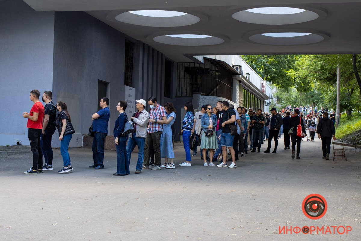 Желающих вакцинироваться оказалось настолько много, что под зданием образовались огромные очереди Желающих вакцинироваться оказалось настолько много, что под зданием образовались огромные очереди