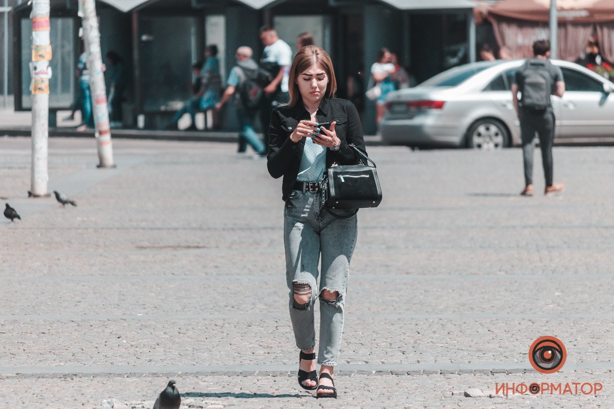 Не спешите складывать курточки в шкаф