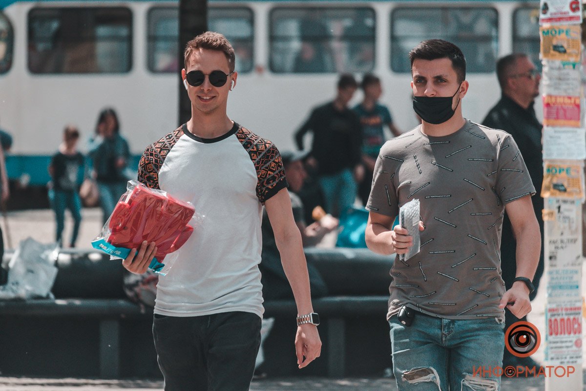 Жаль, что в целях безопасности мы не можем наслаждаться улыбками в полной мере