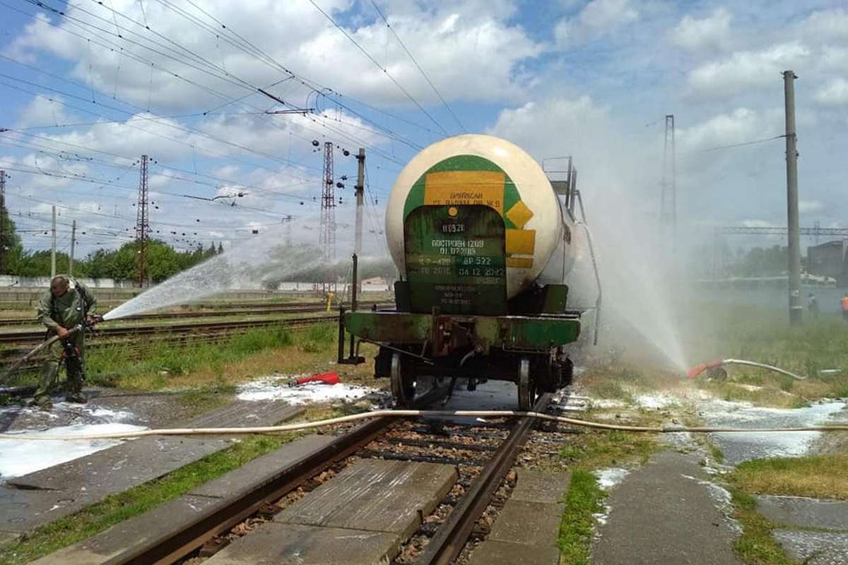 Спасатели охладили цистерну и разбавили кислоту Спасатели охладили цистерну и разбавили кислоту