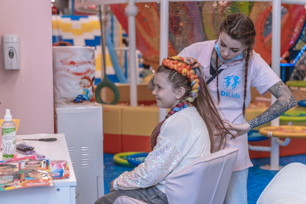 В Dkids можно сделать сказочную прическу