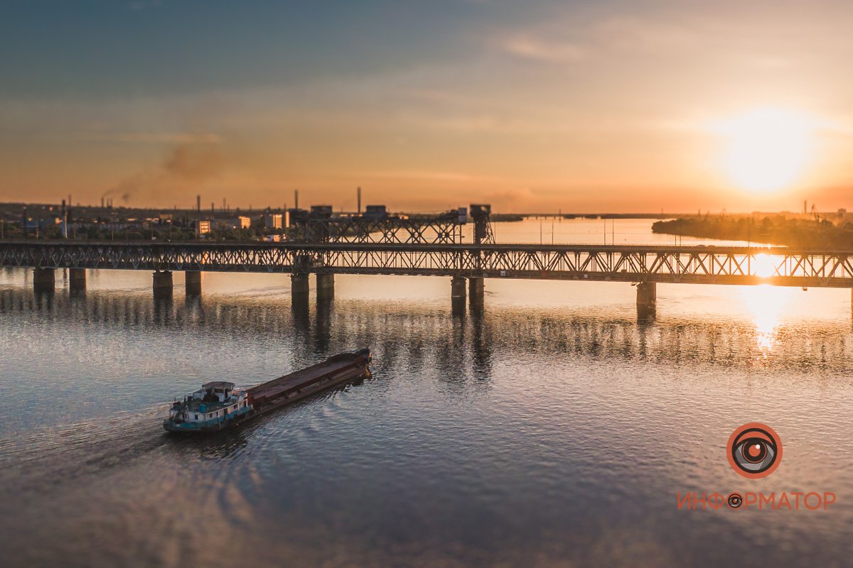 Наверное, долго пришлось собирать по кусочкам игрушечный мостик Наверное, долго пришлось собирать по кусочкам игрушечный мостик