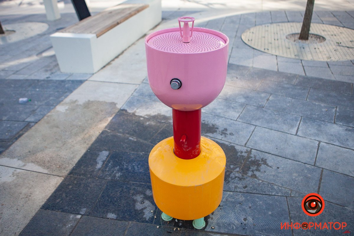 Подача воды включается из "носика"