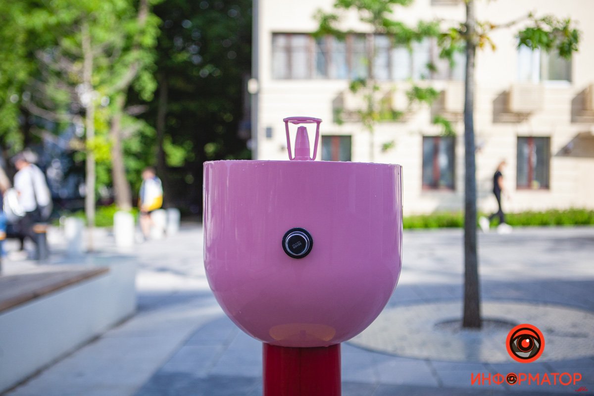 Теперь в пешеходной зоне стоят два фонтана, из которых могут попить все желающие