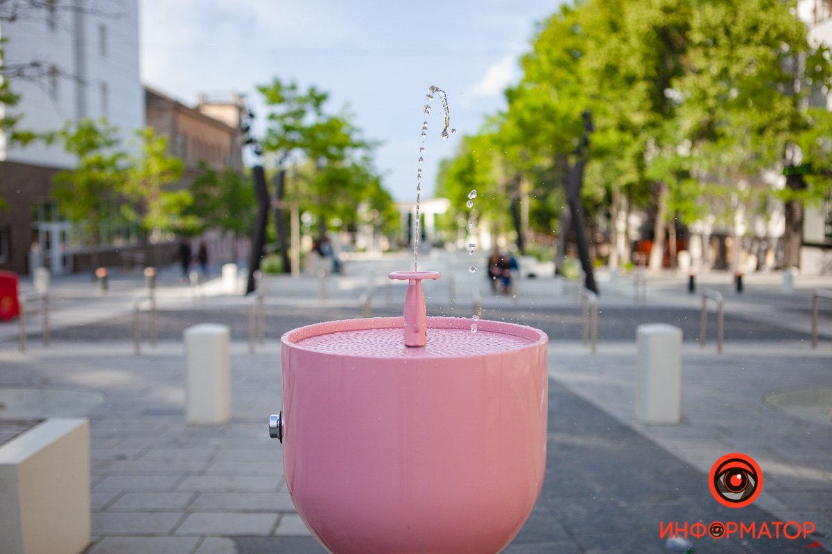 Также доступна подача воды в нижней части фонтанчиков, чтобы четвероногие друзья тоже могли утолить жажду