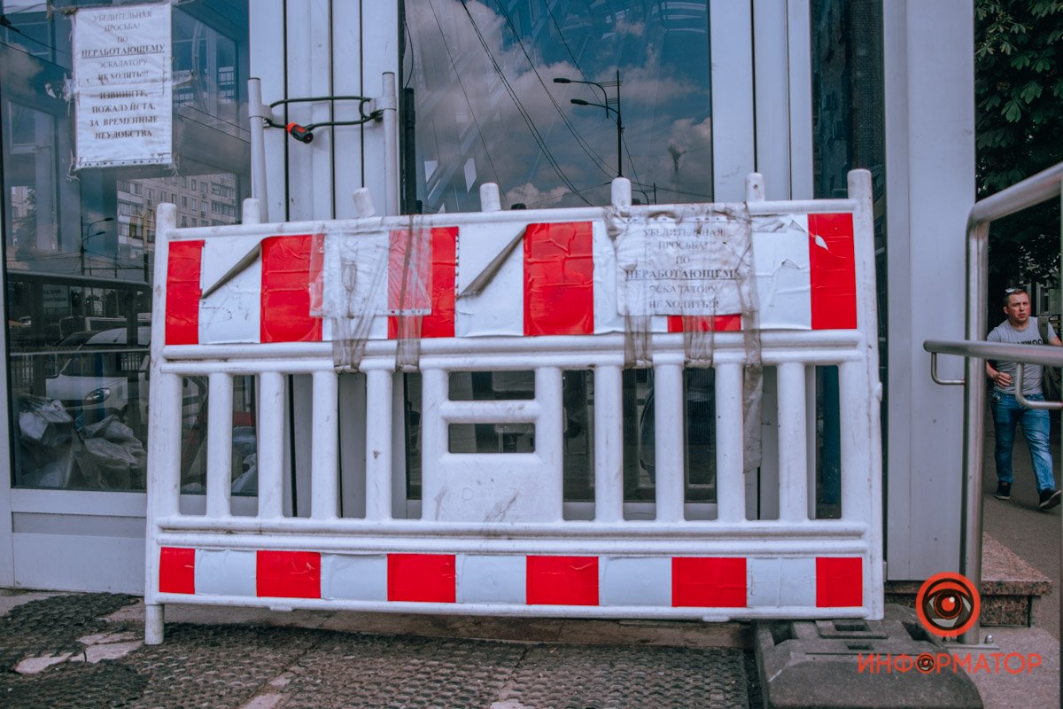Эскалатор в переходе не работает с января Эскалатор в переходе не работает с января