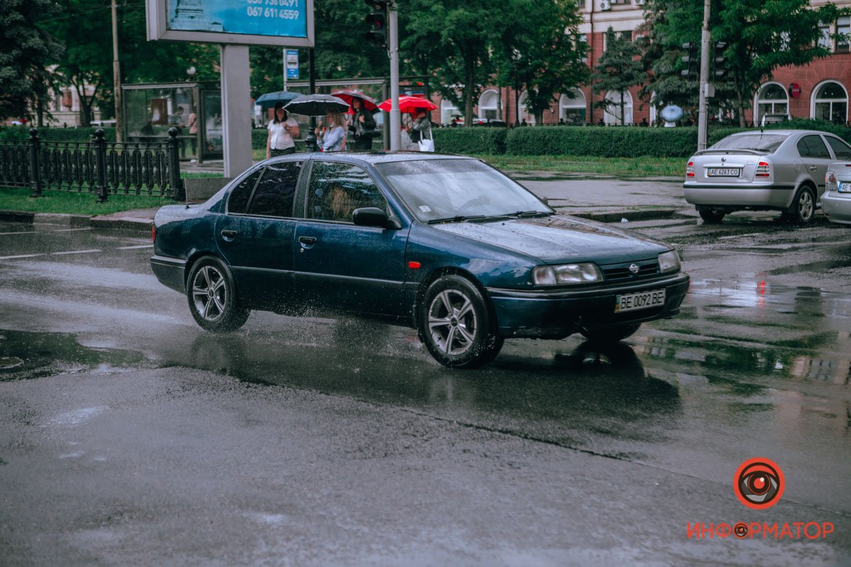 Прятаться в автомобиле от дождя тоже неплохой вариант Прятаться в автомобиле от дождя тоже неплохой вариант