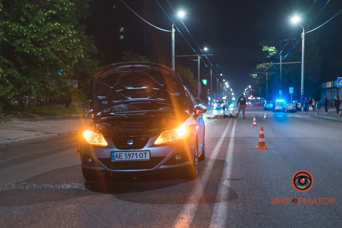 Спустя время на накрытое тело наехал водитель Seat и протащил его Спустя время на накрытое тело наехал водитель Seat и протащил его