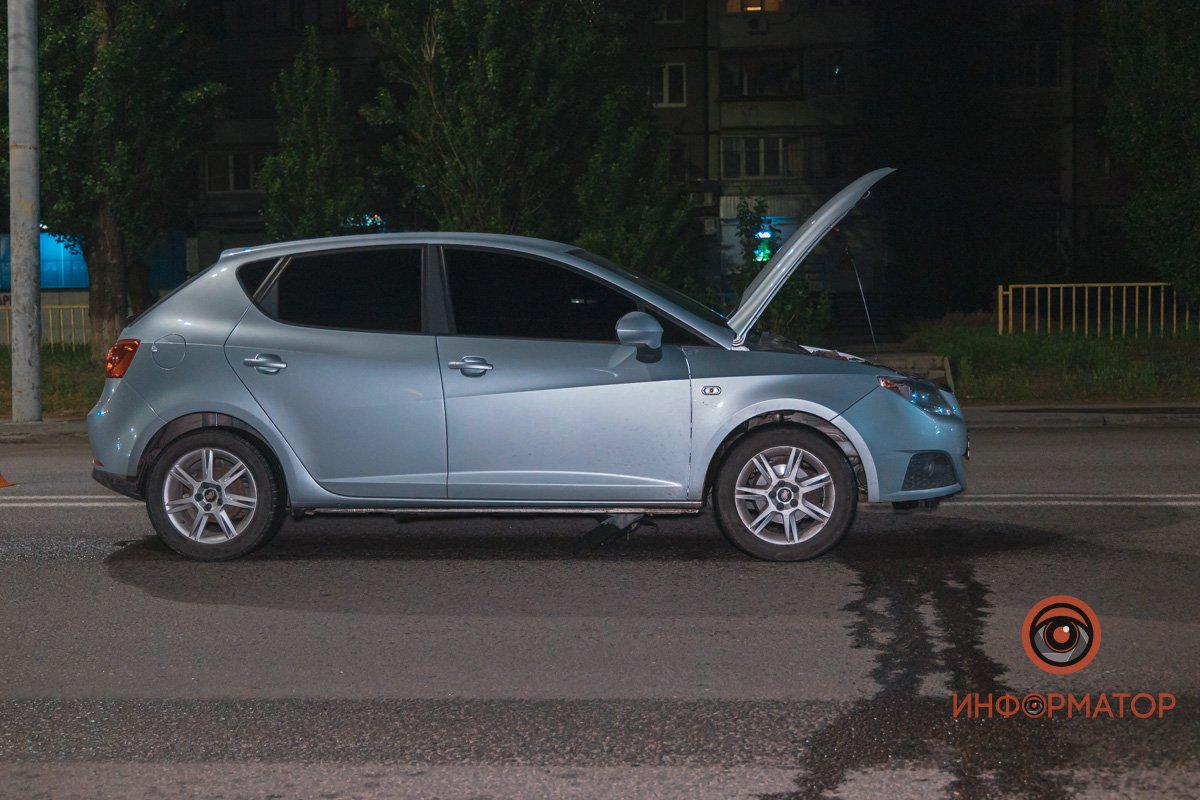 Водитель Seat не заметил накрытое тело на дороге Водитель Seat не заметил накрытое тело на дороге