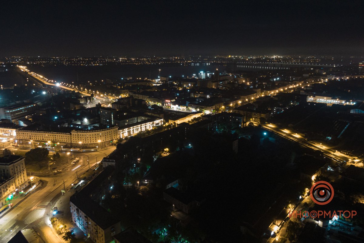 Слева Вокзальная площадь и Амурский мост, вправо уходит проспект Яворницкого