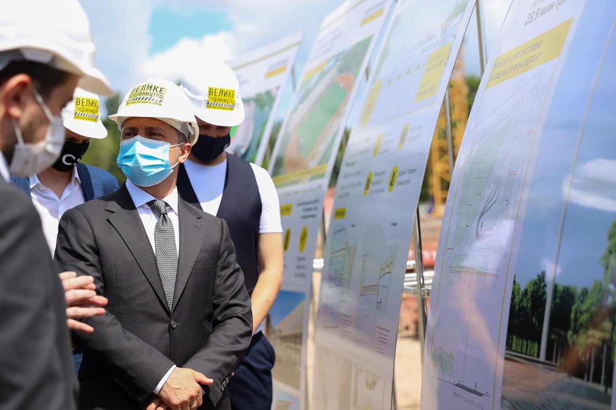 В Кривом Роге Президент Владимир Зеленский проверил, как проходит реконструкция стадиона "Металлург" 1