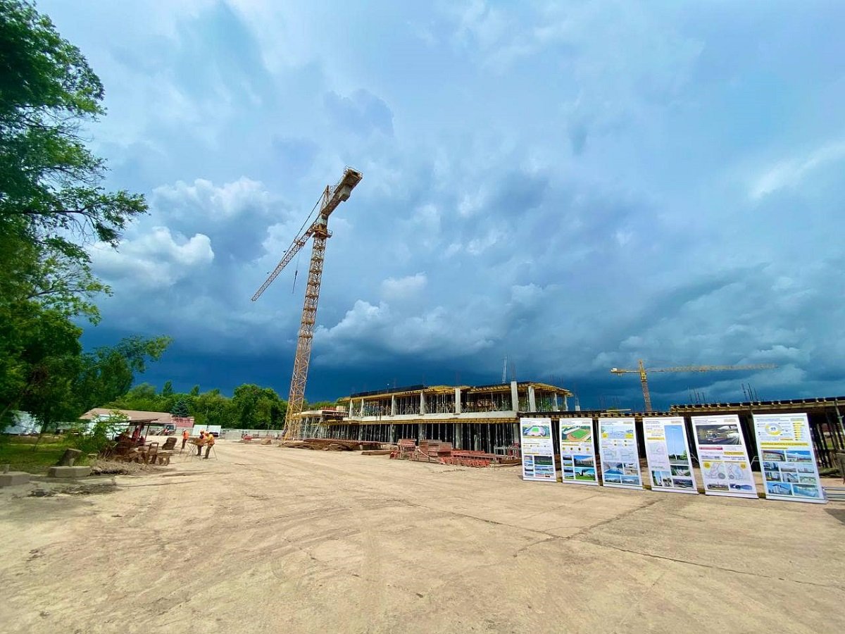 В Кривом Роге Президент Владимир Зеленский проверил, как проходит реконструкция стадиона "Металлург" 3