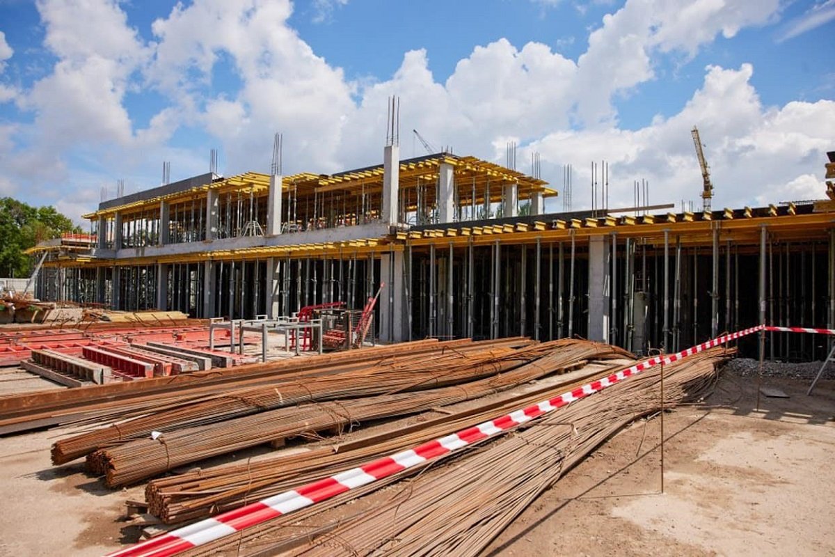 В Кривом Роге Президент Владимир Зеленский проверил, как проходит реконструкция стадиона "Металлург" 4