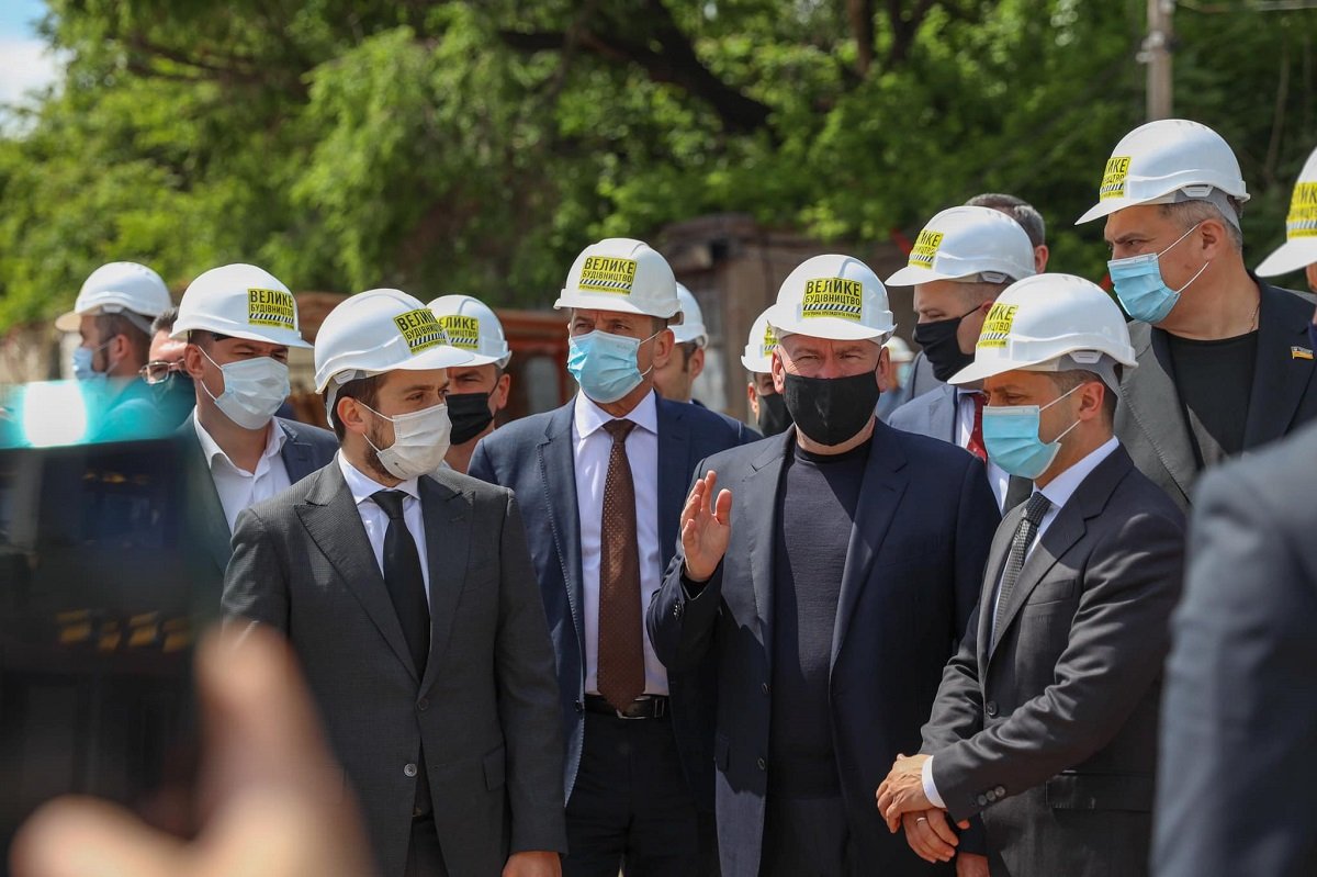 В Кривом Роге Президент Владимир Зеленский проверил, как проходит реконструкция стадиона "Металлург" 5