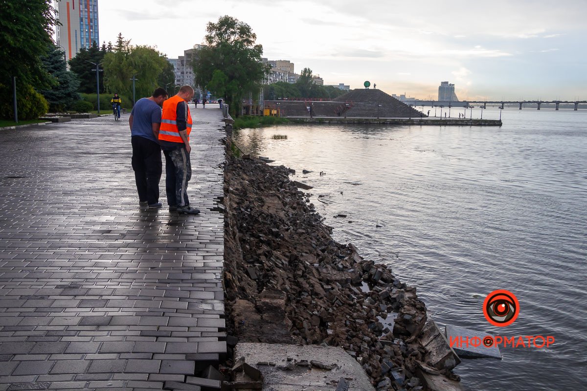 После очередного дождя обвалилась часть Сичеславской Набережной После очередного дождя обвалилась часть Сичеславской Набережной