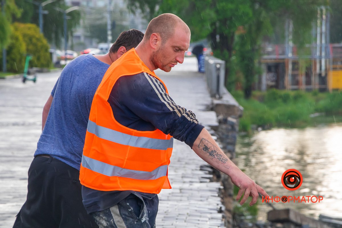 Покрытие разрушилось на участке между Фестивальным причалом и Монастырским островом Покрытие разрушилось на участке между Фестивальным причалом и Монастырским островом