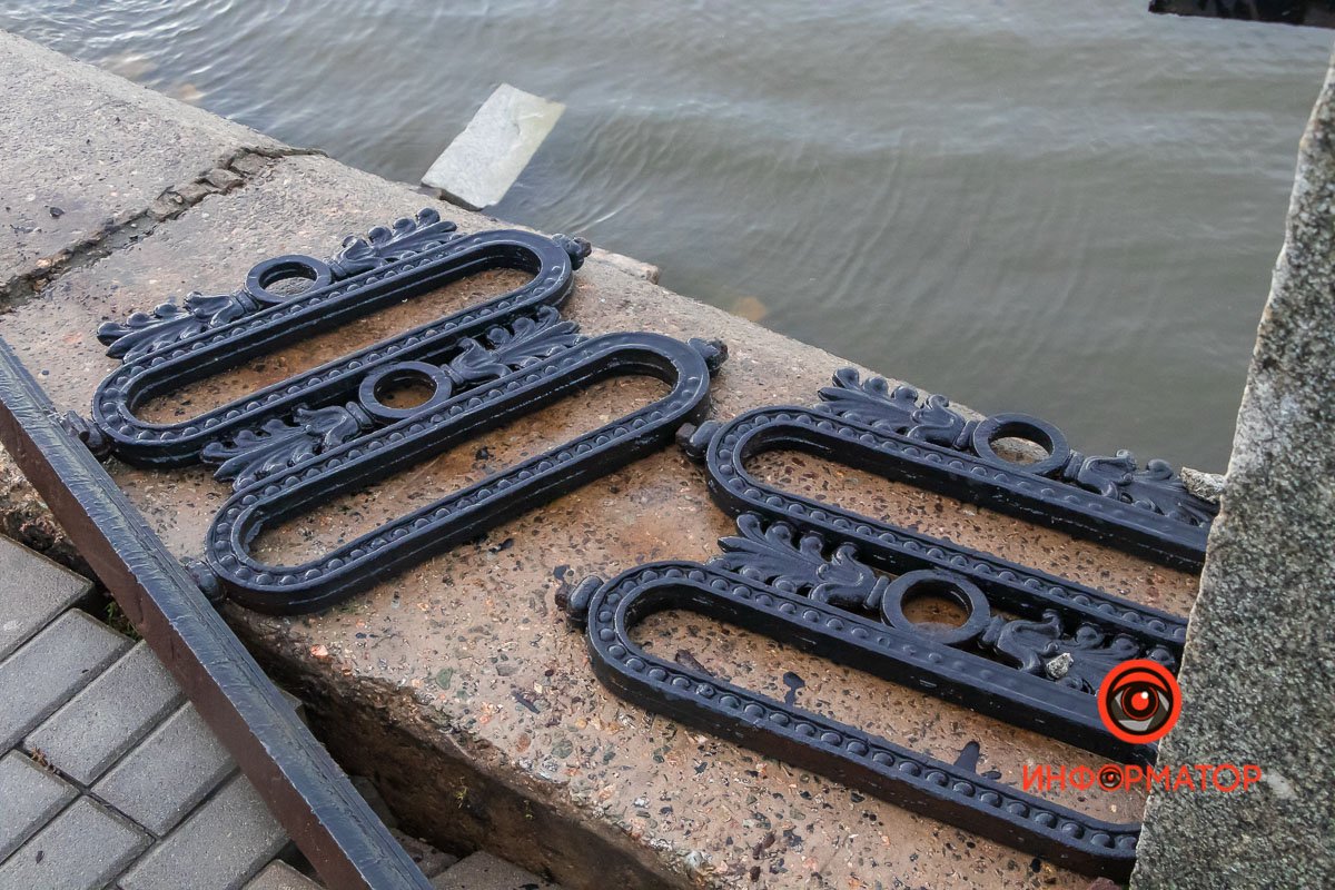 Кирпичи и плитка упали на берег Кирпичи и плитка упали на берег